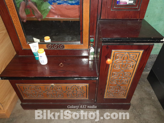 ড্রেসিং টেবিল